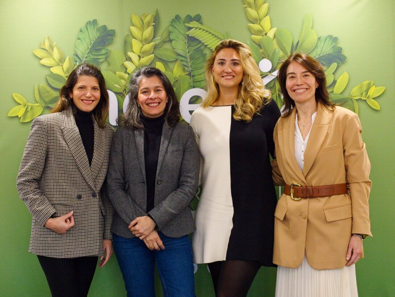 Fotografia de grupo na gravação do Podcast Descarbonizável, O talento feminino nas estratégias de ESG